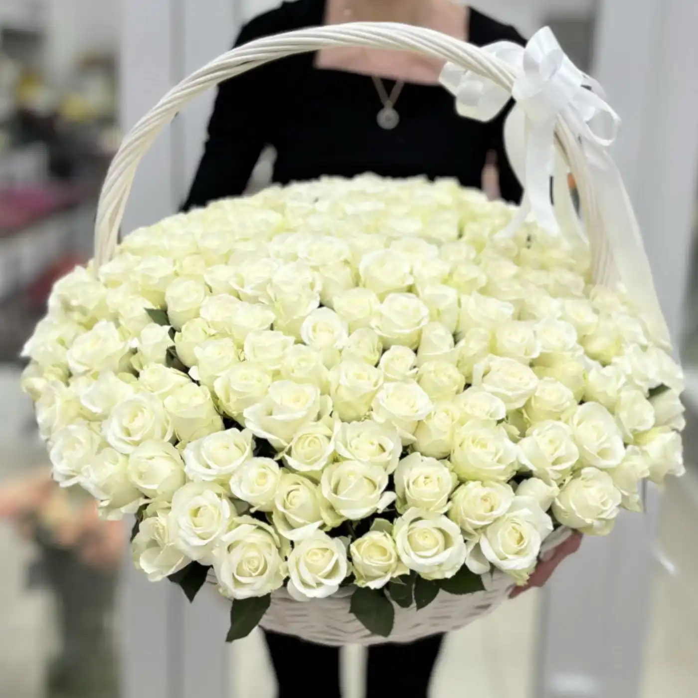 201 белая роза в корзине с лентой