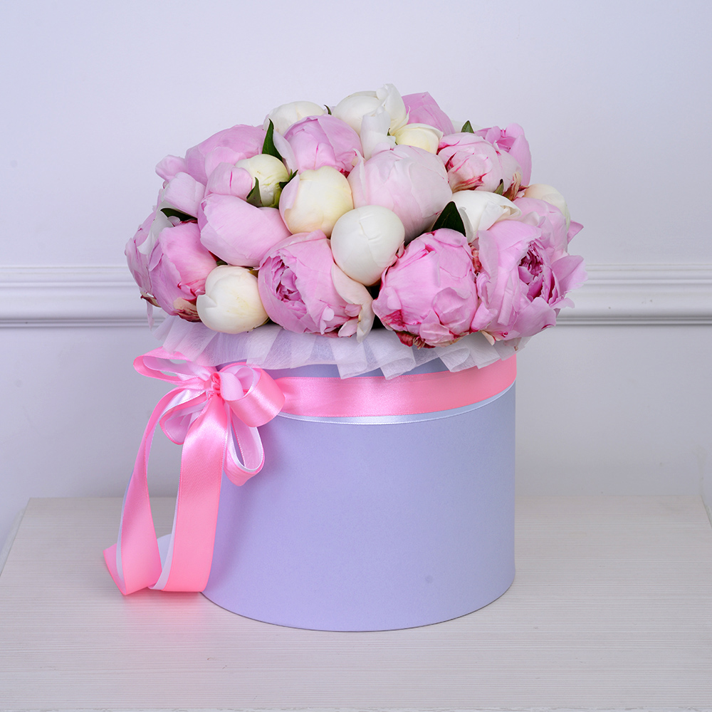 Букет из 35 разноцветных пионов в фиолетовой шляпной коробке