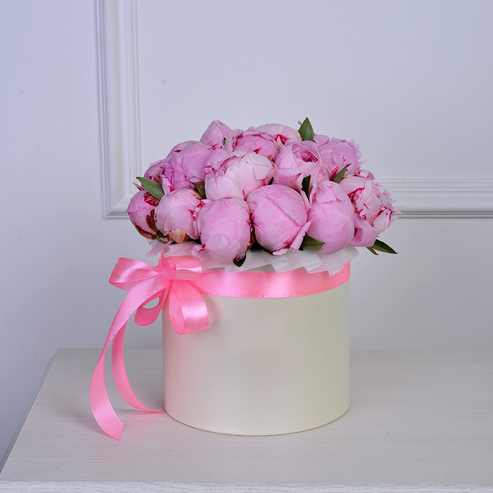 Букет из 21 розового пиона в кремовой шляпной коробке