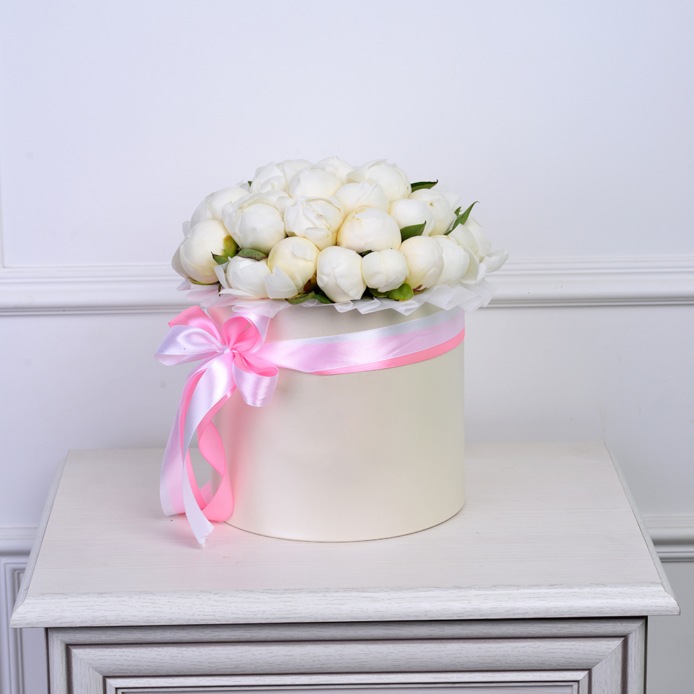 Букет из 35 белых пионов в кремовой шляпной коробке