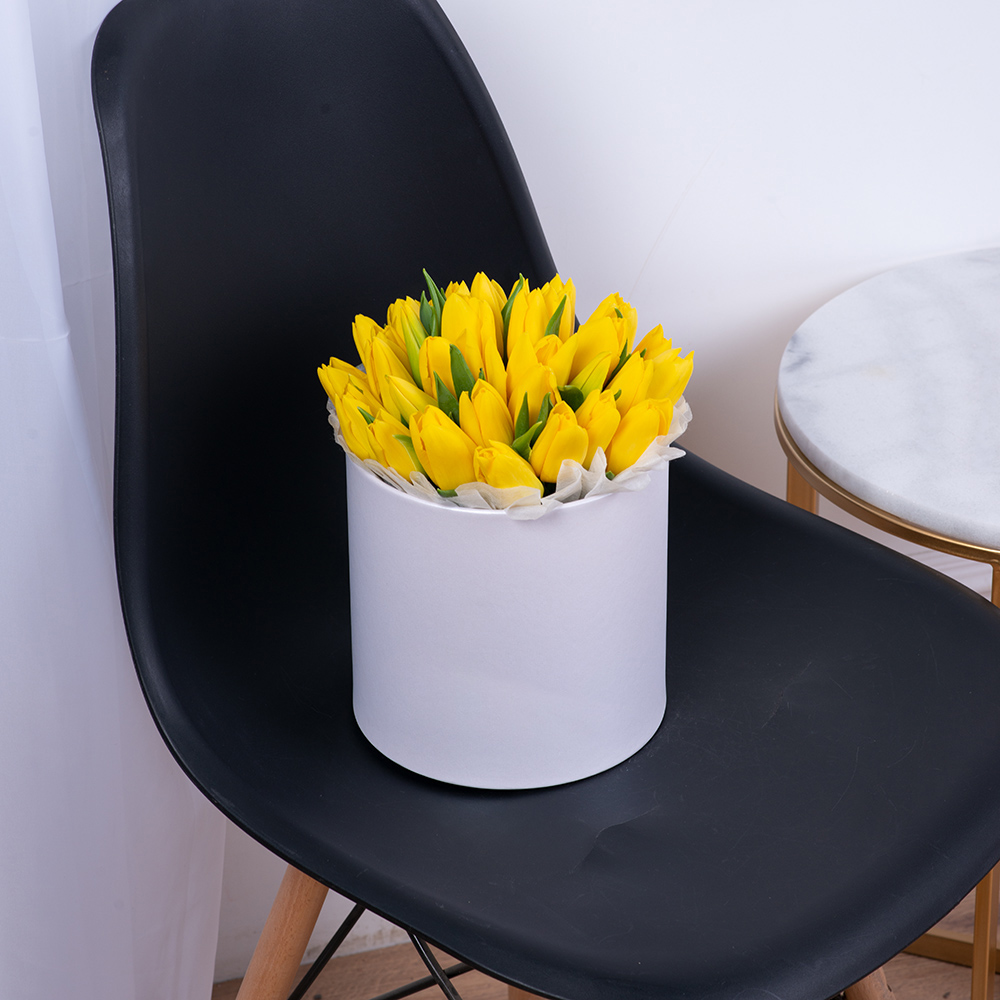 35 желтых тюльпан в белой шляпной коробке