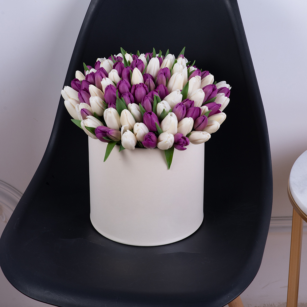 101 разноцветный тюльпан в белой шляпной коробке