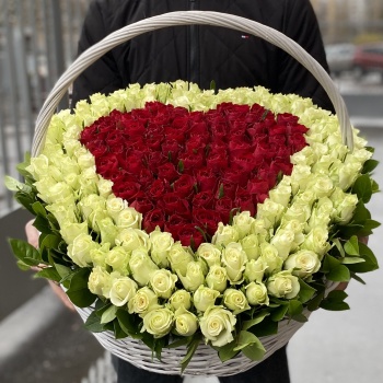 201 роза Сердце в корзине