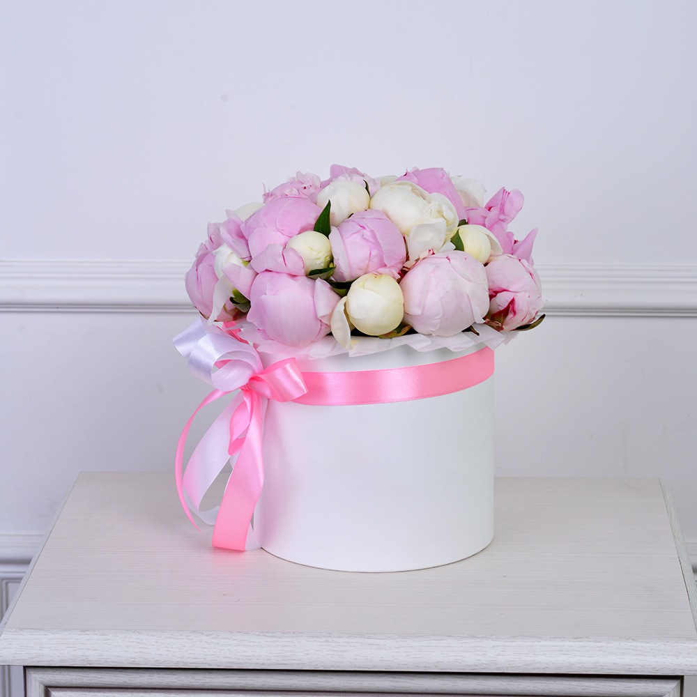 Букет из 25 разноцветных пионов в белой шляпной коробке