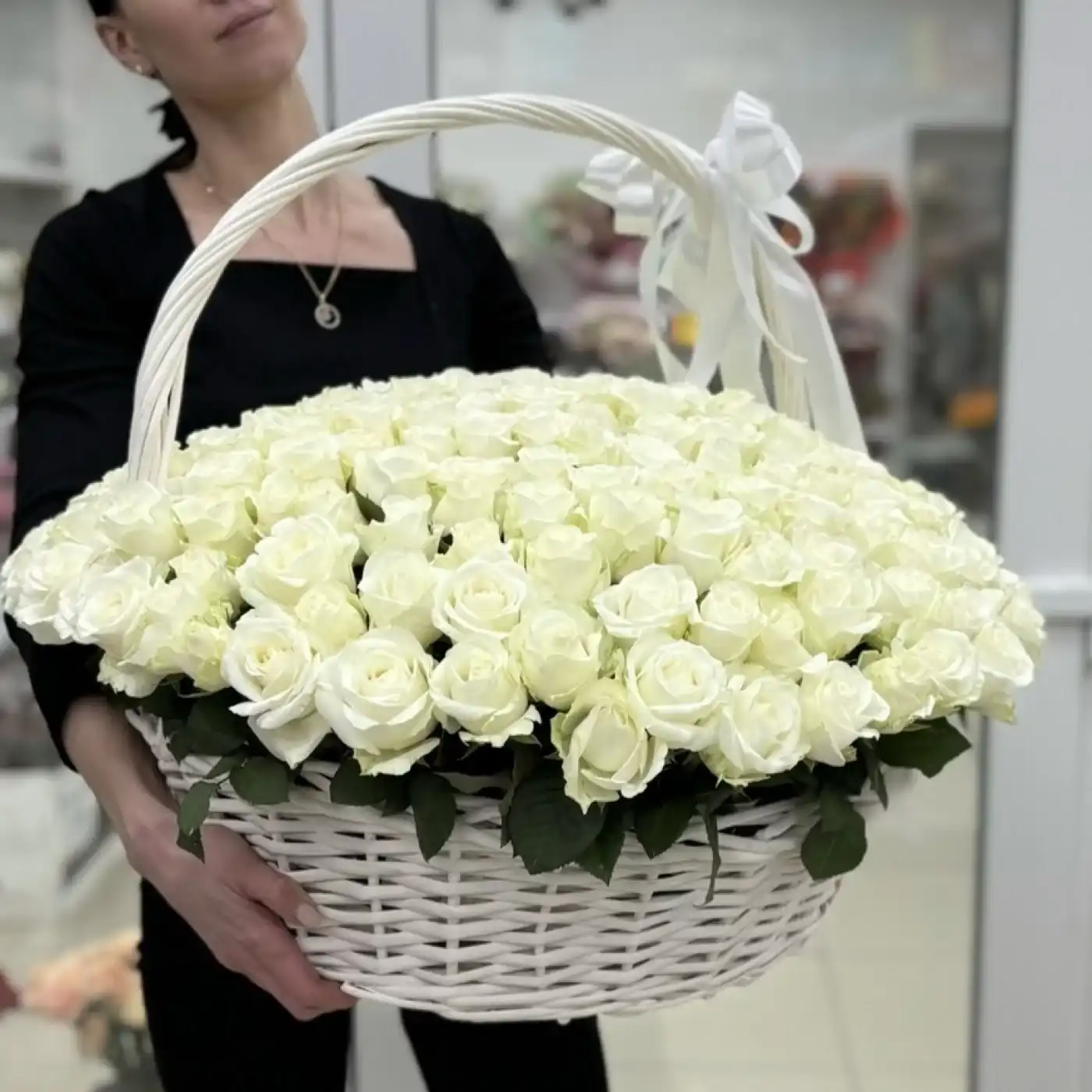 201 белая роза в корзине с лентой