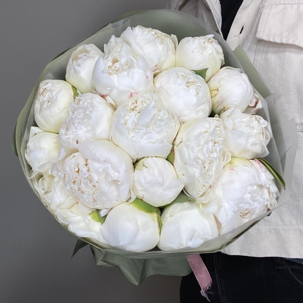 Букет из 19 белых пионов