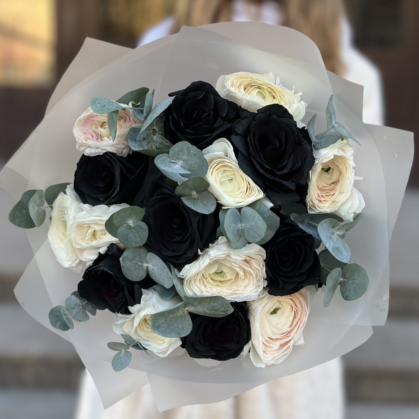 Черные розы с ранункулюсами