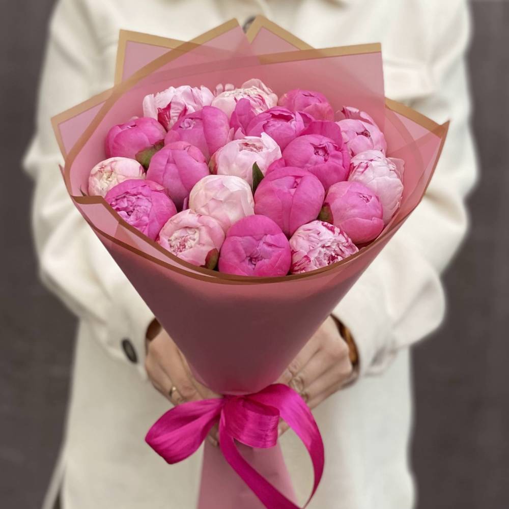 Букет из 19 разноцветных пионов