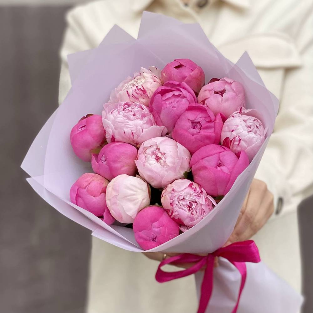 Букет из 15 разноцветных пионов