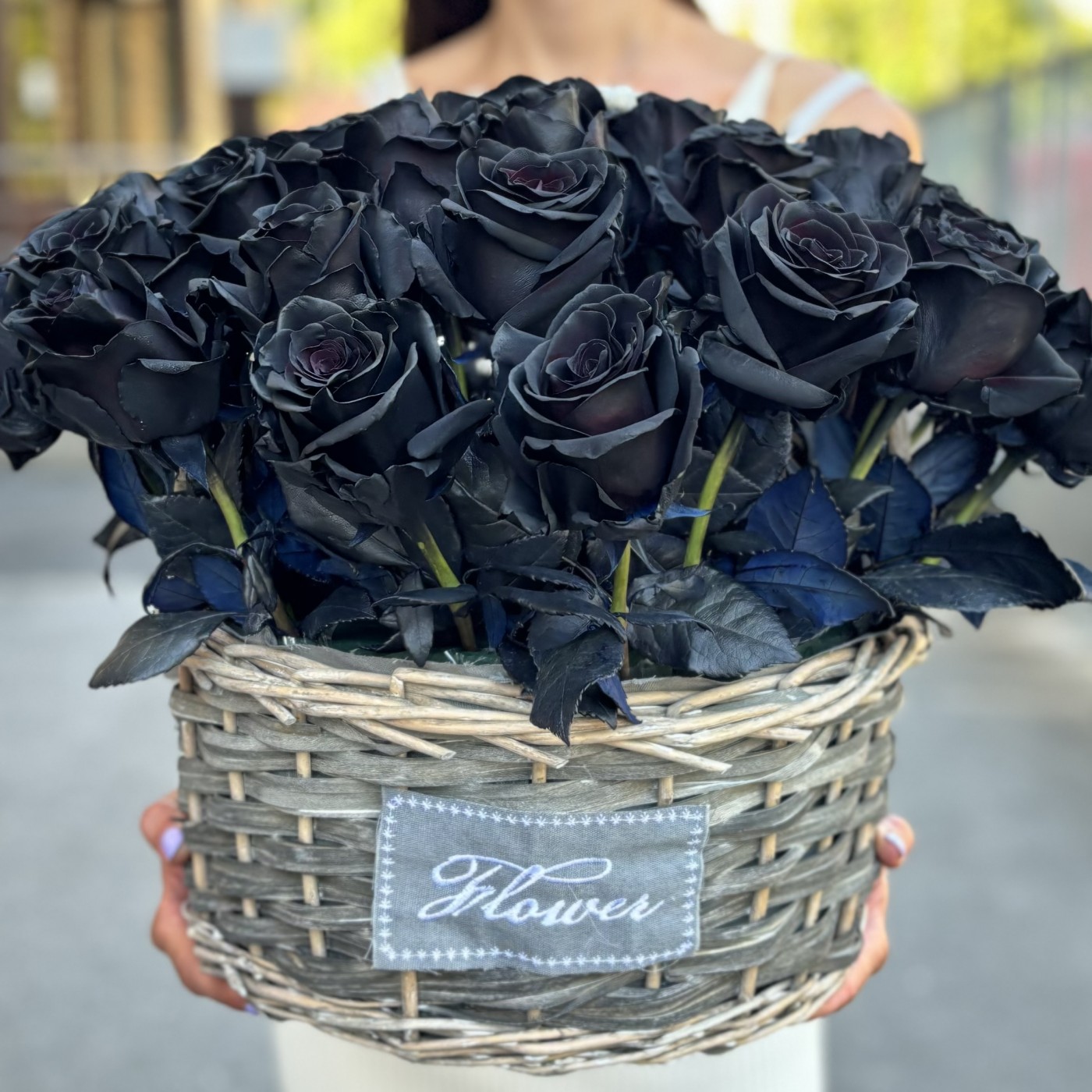 51 черная роза в корзине
