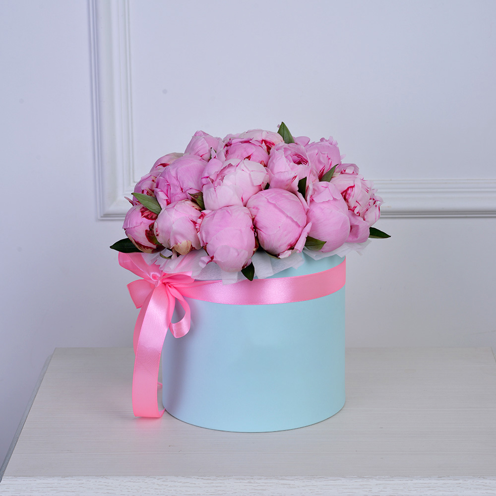 Букет из 21 розового пиона в голубой шляпной коробке