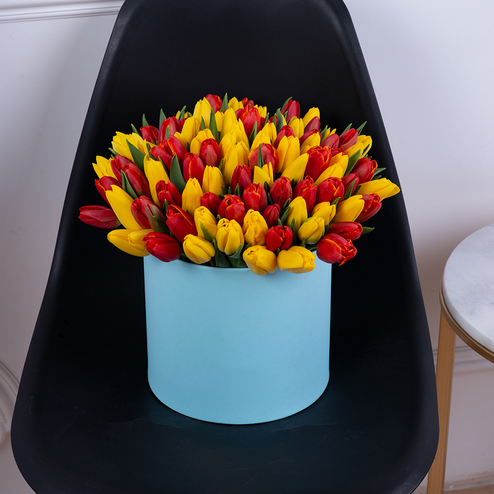 Букет из 101 разноцветного тюльпана в голубой шляпной коробке