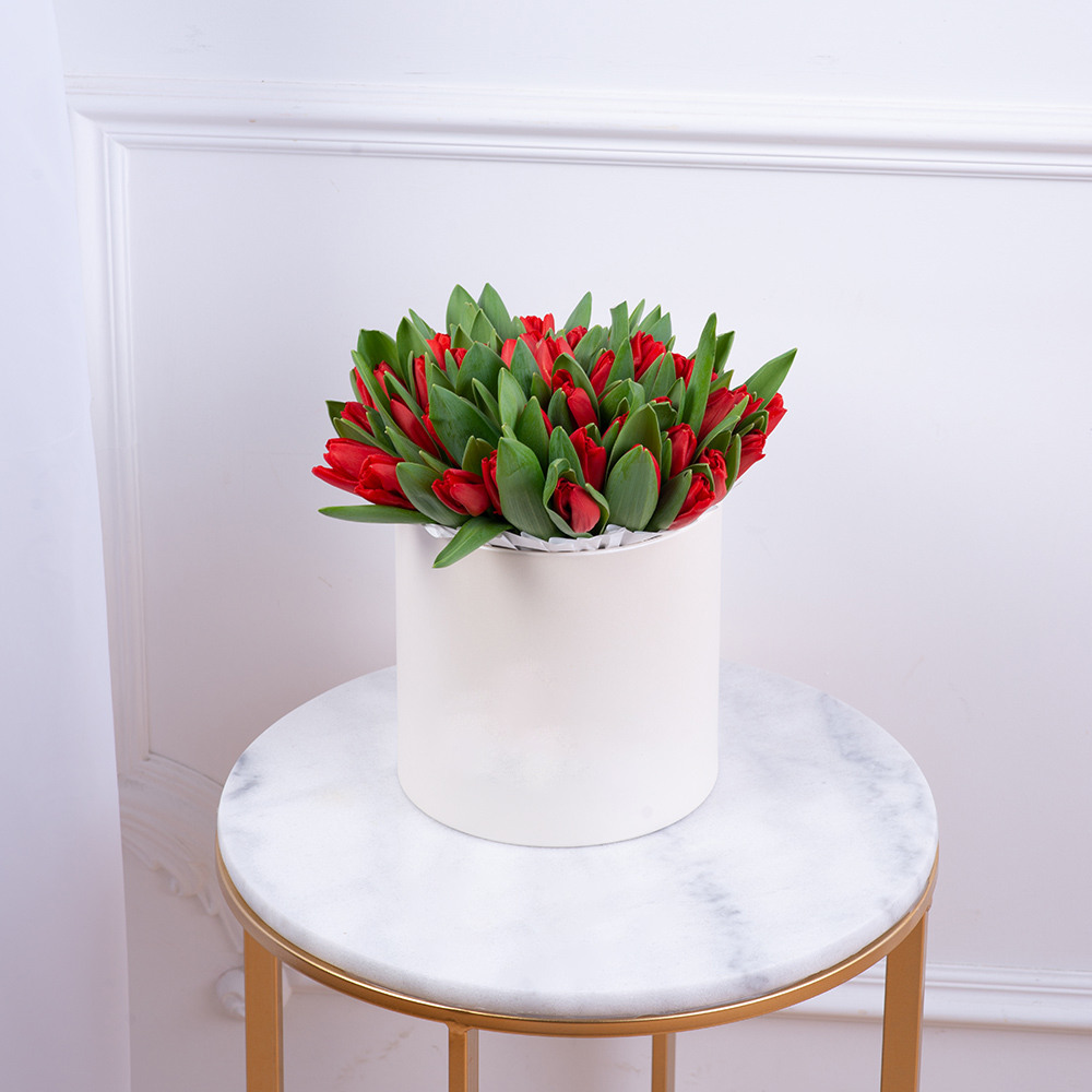 51 красный тюльпан в кремовой шляпной коробке