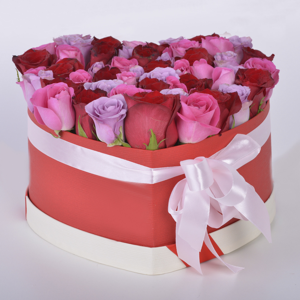 51 роза микс в коробке в форме сердца