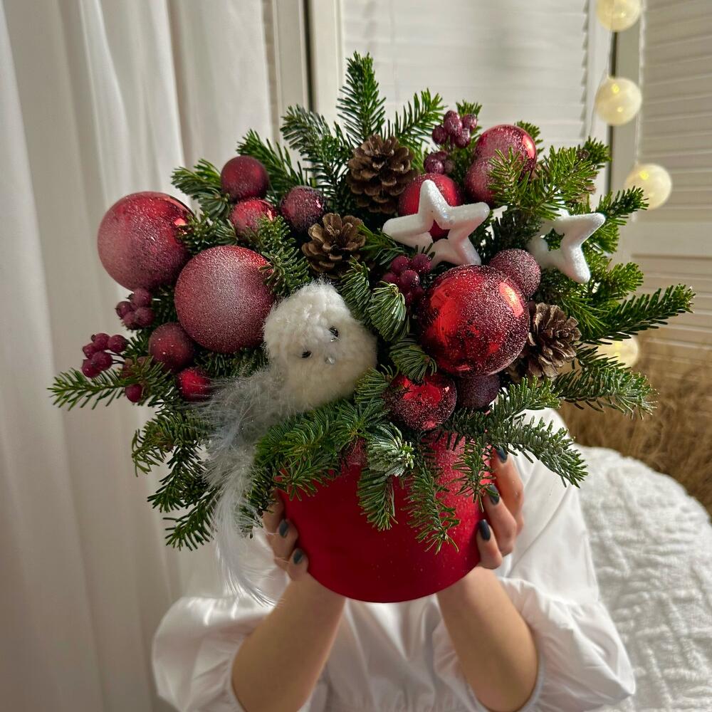 Зимняя композиция с живой елью в бархатной коробке