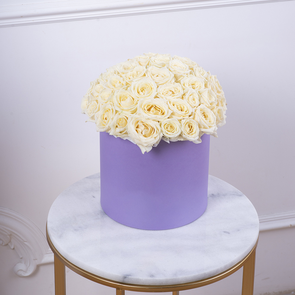 Букет из 51 белой розы premium в фиолетовой шляпной коробке