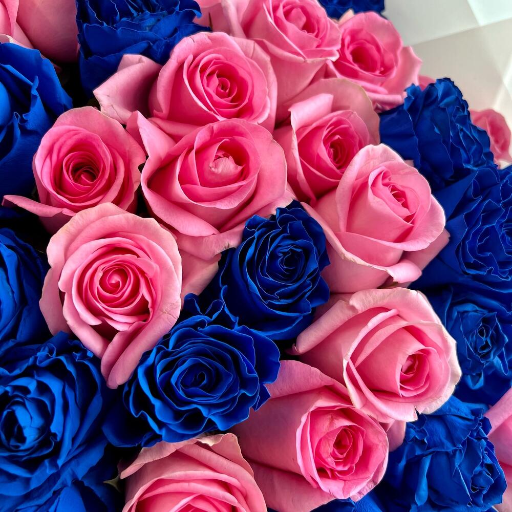 Букет из 101 синей и розовой розы