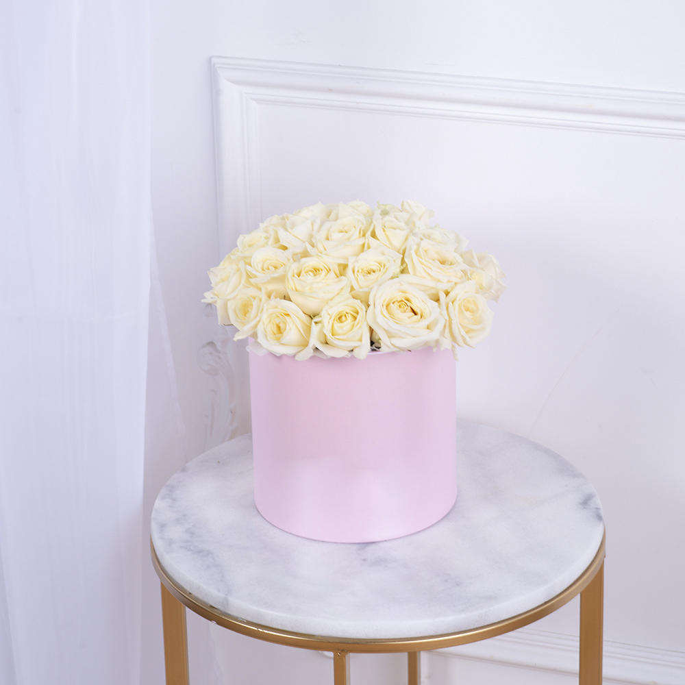 Букет из 35 белых роз premium в розовой шляпной коробке