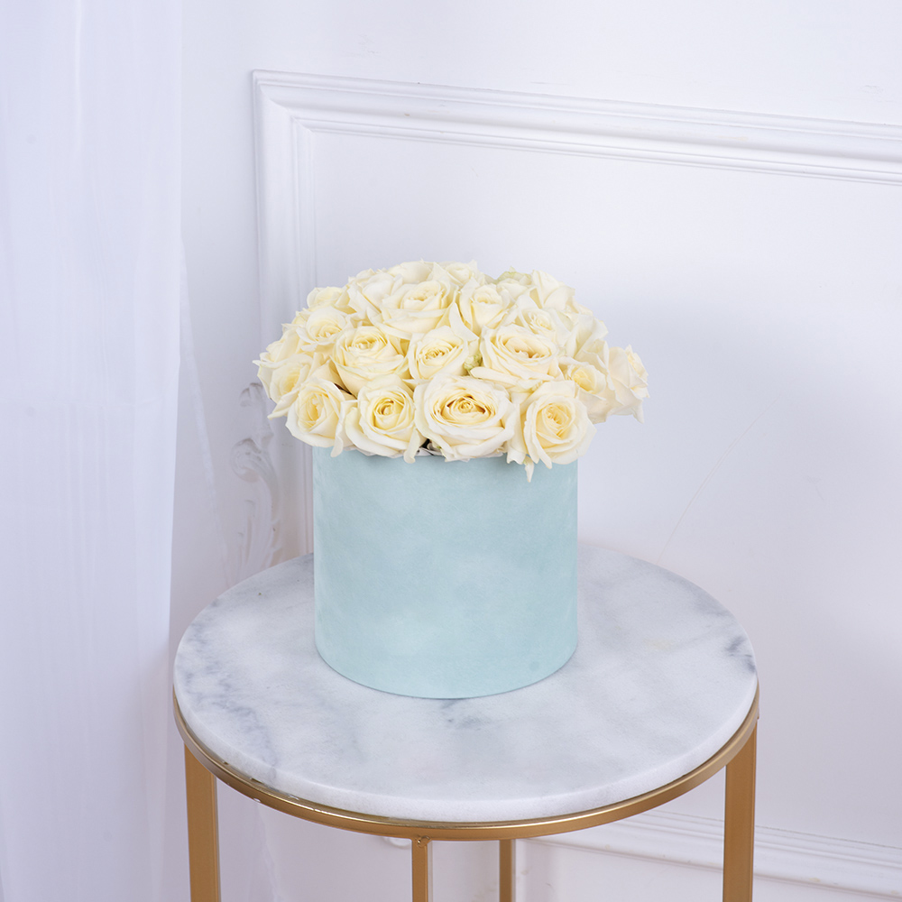 Букет из 35 белых роз premium в зеленой бархатной шляпной коробке