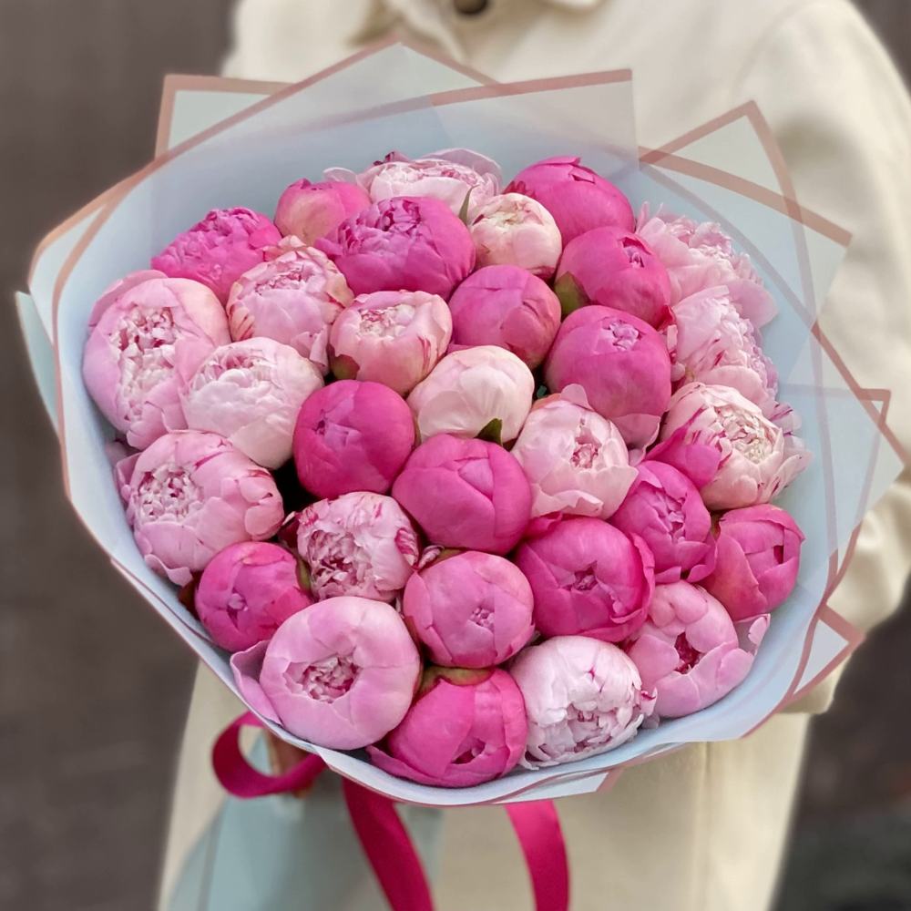 Букет из 31 разноцветного пиона