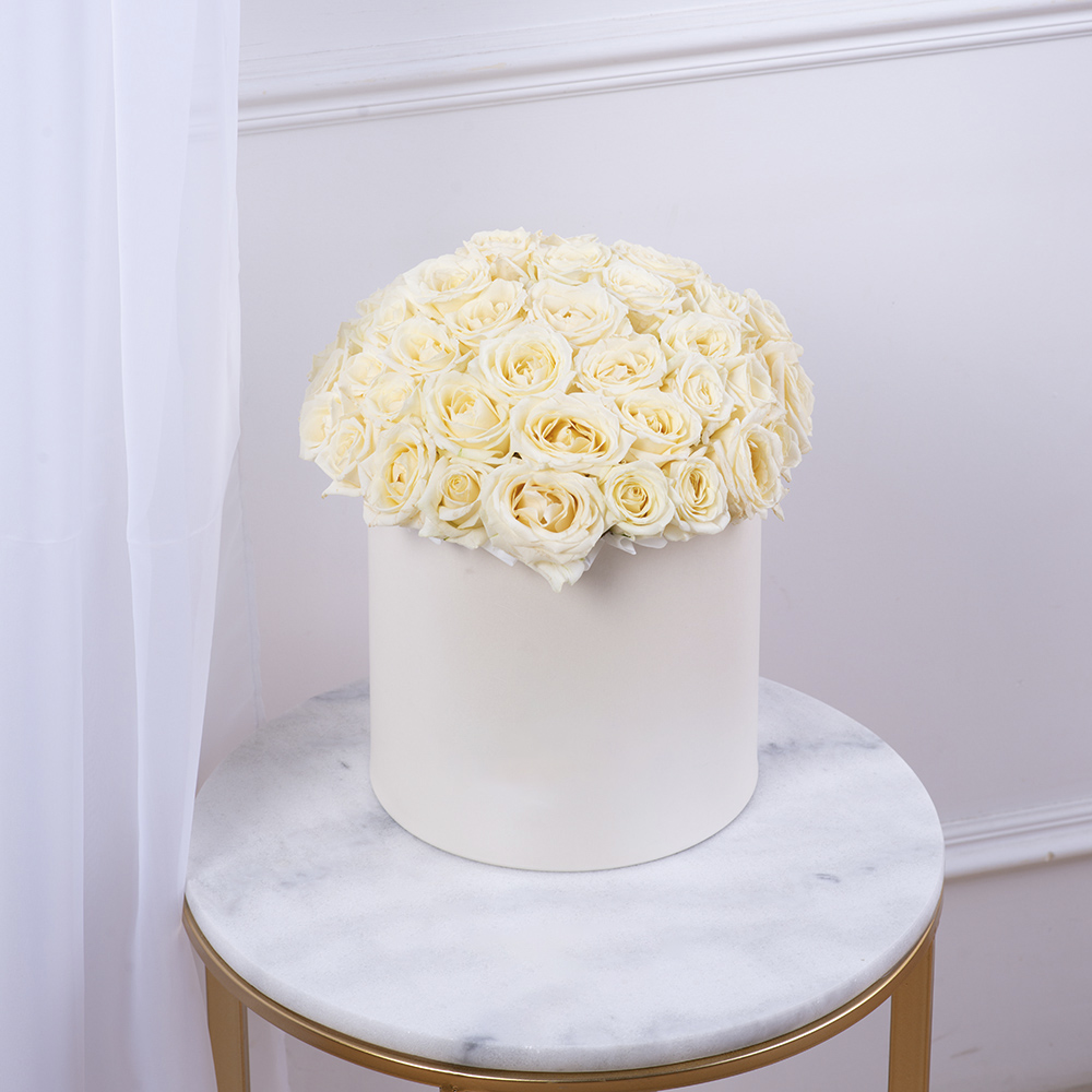 Букет из 51 белой розы premium в белой шляпной коробке