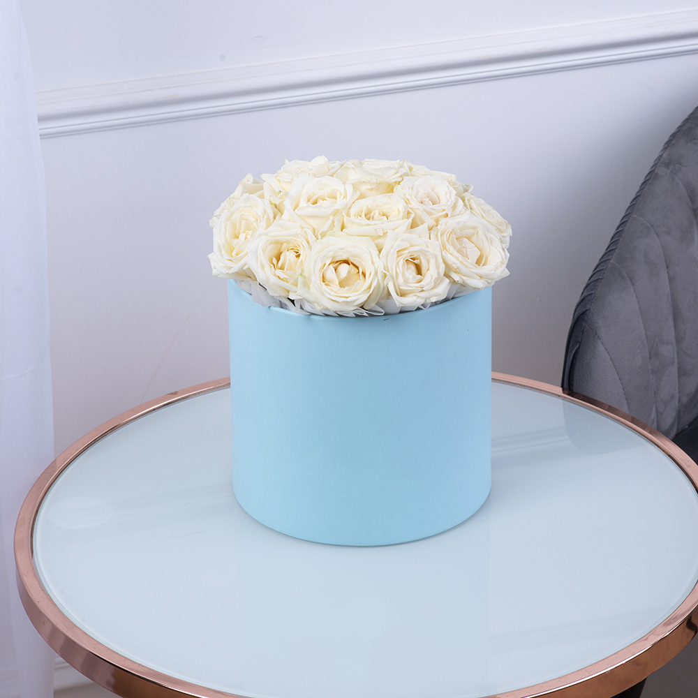 Букет из 19 белых роз premium в голубой шляпной коробке