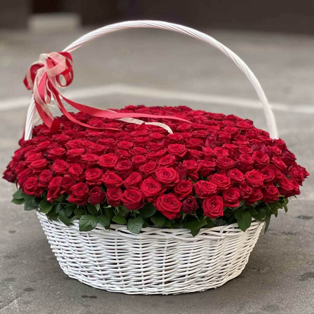 301 красная роза в корзине