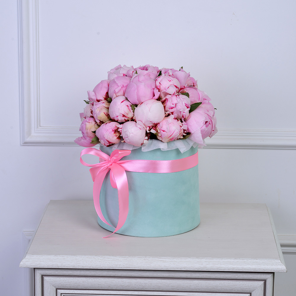 Букет из 35 розовых пионов в зеленой бархатной шляпной коробке