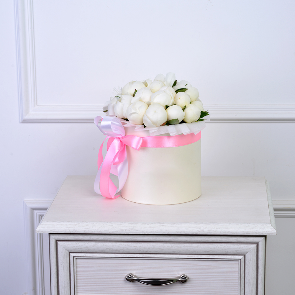 Букет из 21 белого пиона в кремовой шляпной коробке