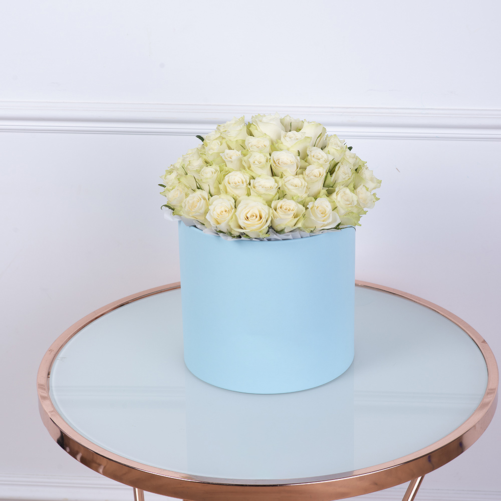 Букет из 75 белых роз в голубой шляпной коробке