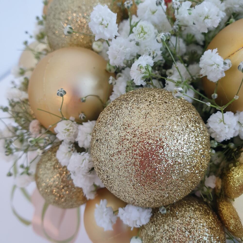 Новогодняя композиция в шляпной коробке из гипсофилы и новогодних шаров