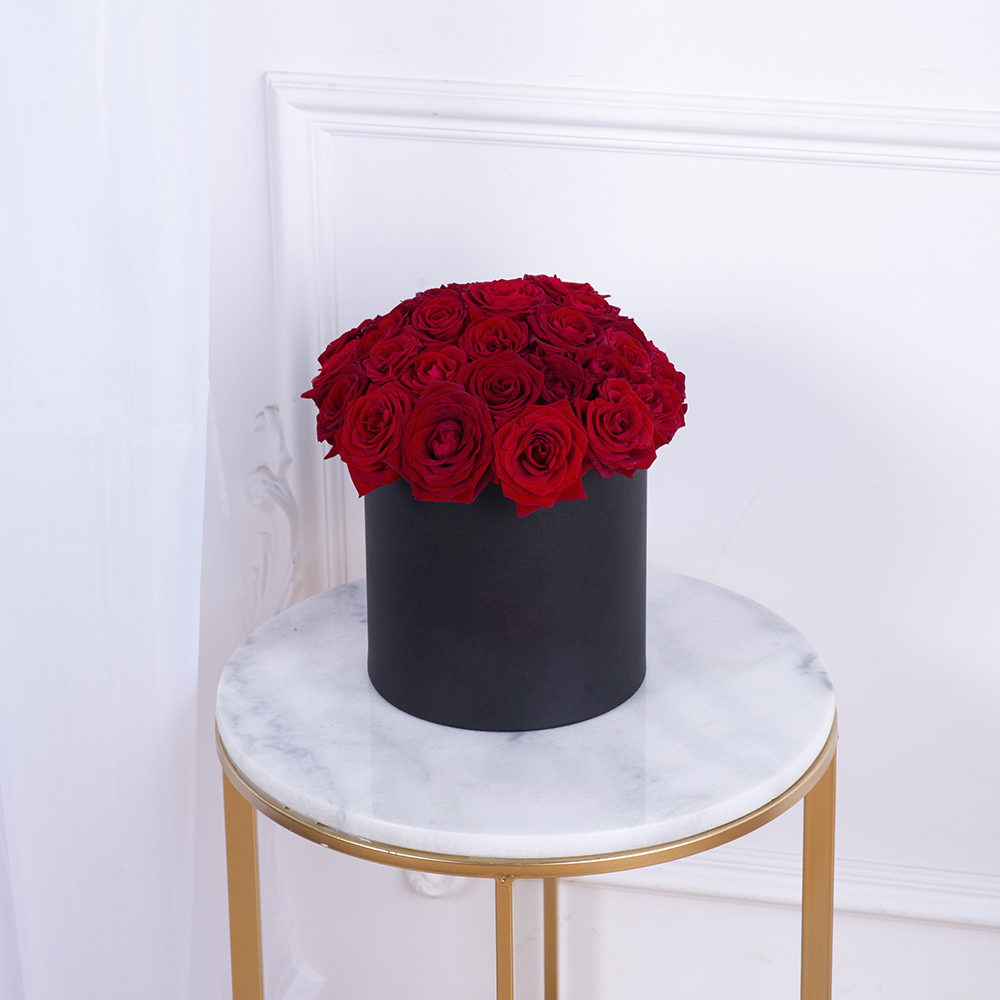 Букет из 35 красных роз premium в черной шляпной коробке