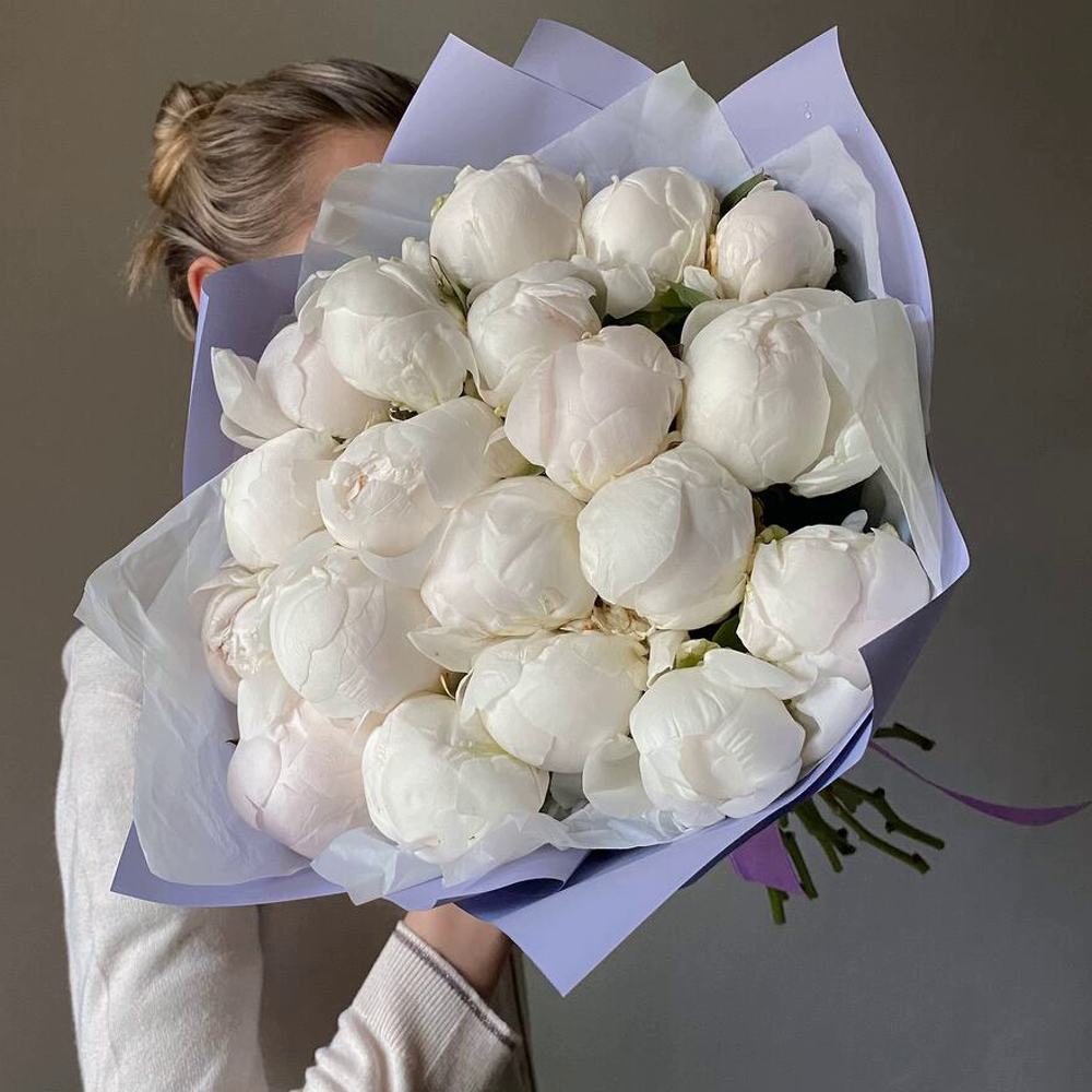 Букет из 21 белого пиона
