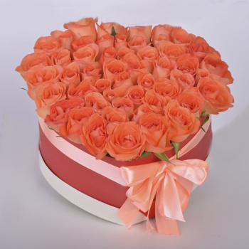 51 мандариновая роза в коробке в форме сердца