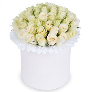 Букет из 35 белых роз в кремовой шляпной коробке