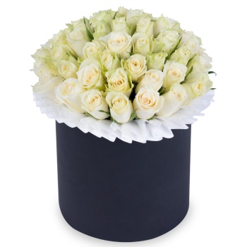 Букет из 35 белых роз в черной шляпной коробке