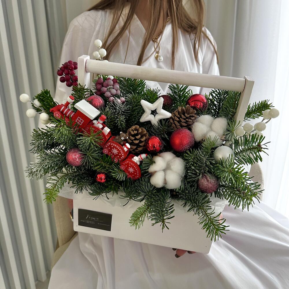 Зимняя композиция с живой елью, натуральным хлопком и новогодним декором