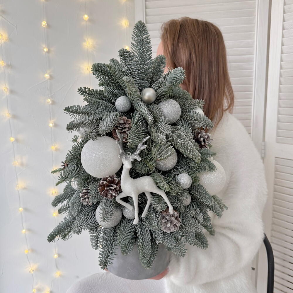 Авторская живая ель из нобилиса с новогодним декором 