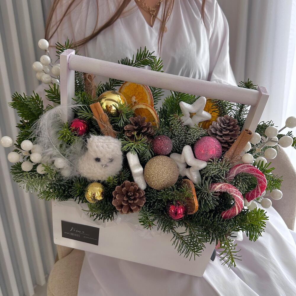 Зимняя композиция с живой елью, леденцами и декором