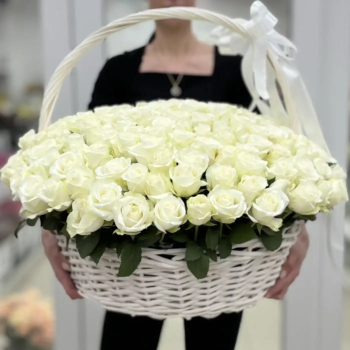 201 белая роза в корзине с лентой