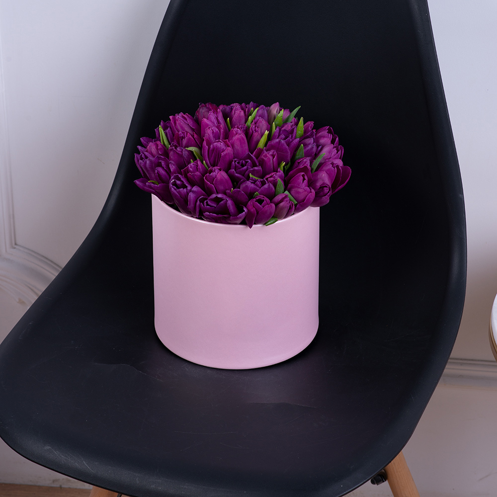 51 фиолетовый тюльпан в розовой шляпной коробке