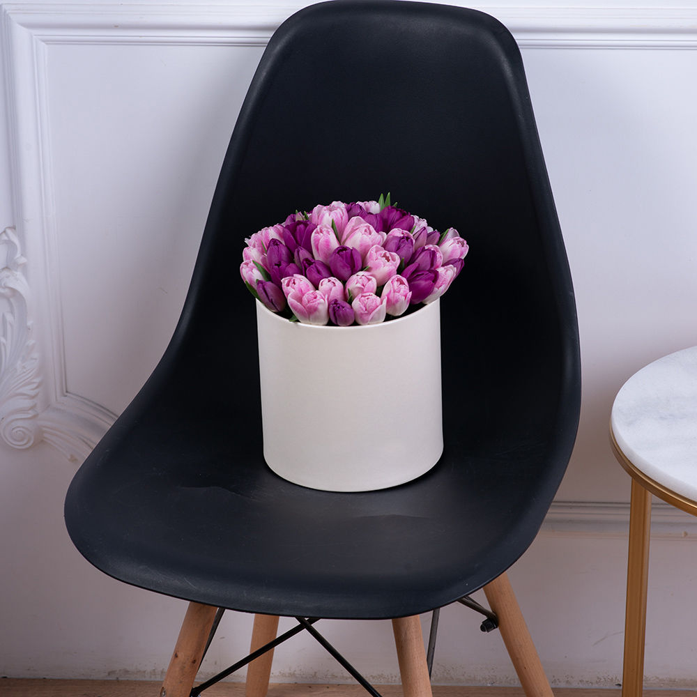 Разноцветный 51 тюльпан в шляпной кремовой коробке