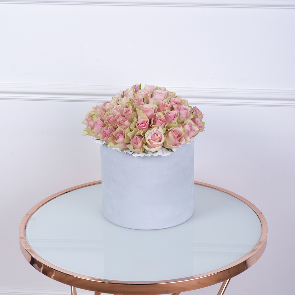 Букет из 25 бело-розовых роз в серой бархатной шляпной коробке