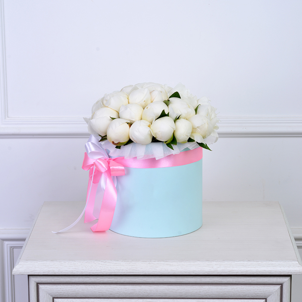 Букет из 25 белых пионов в голубой шляпной коробке