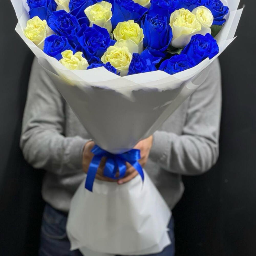 Букет из 37 синих и белых роз Эквадор