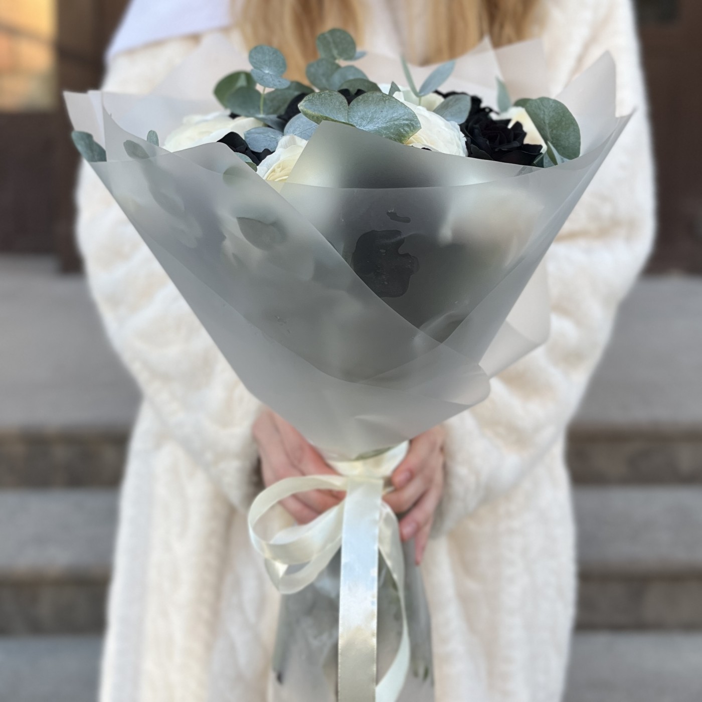 Черные розы с ранункулюсами