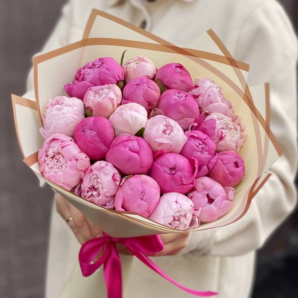 Букет из 21 разноцветного пиона