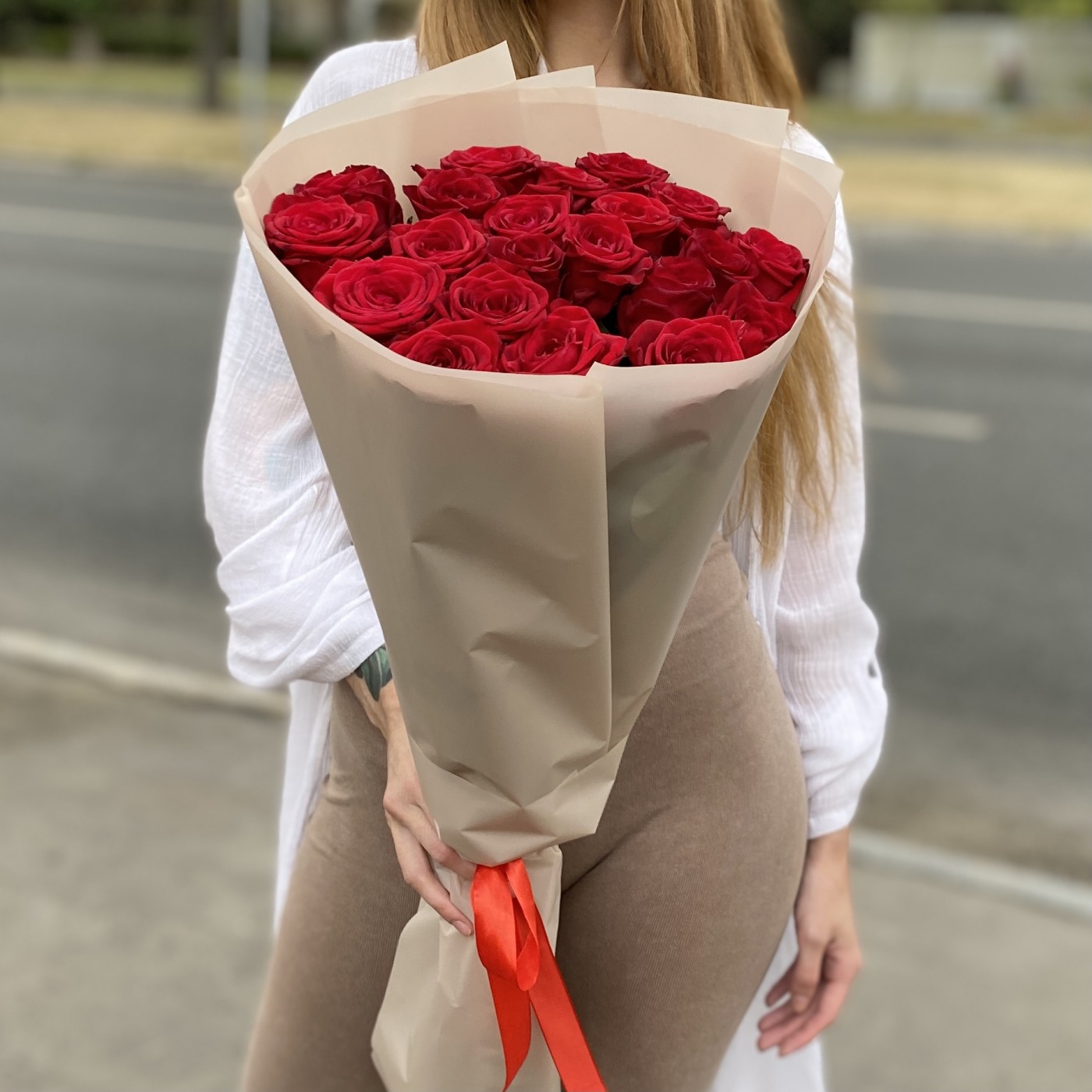 Букет из 21 красной розы 70 см