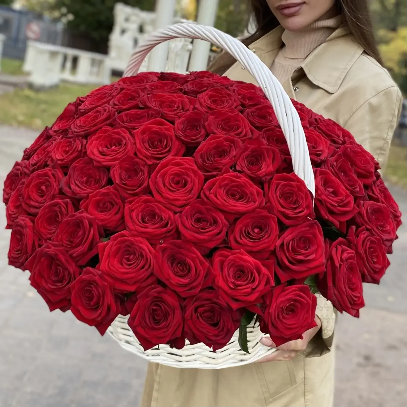 101 красная роза в корзине
