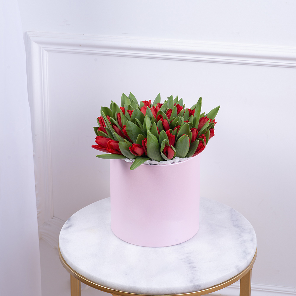 51 красный тюльпан в розовой шляпной коробке